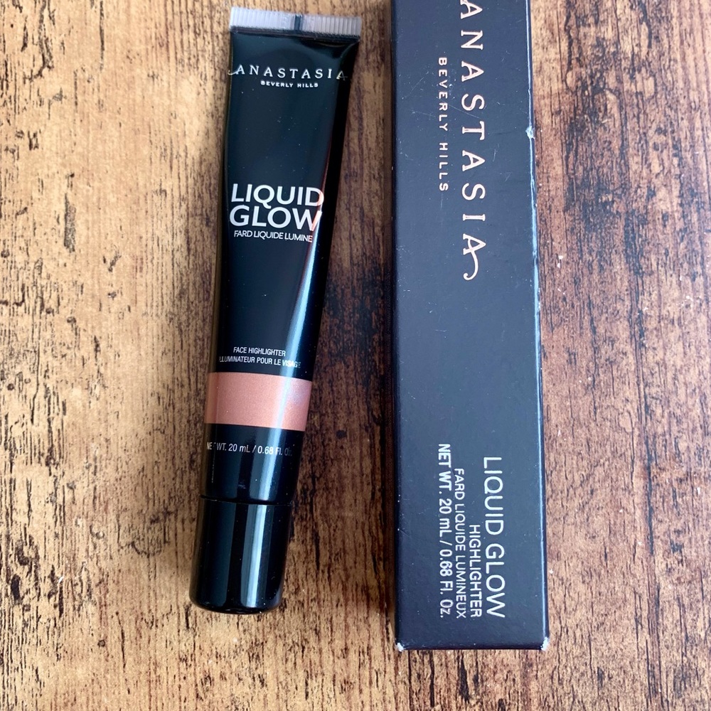 Anastasia Beverly Hills liquid glow highlighter in rose gold